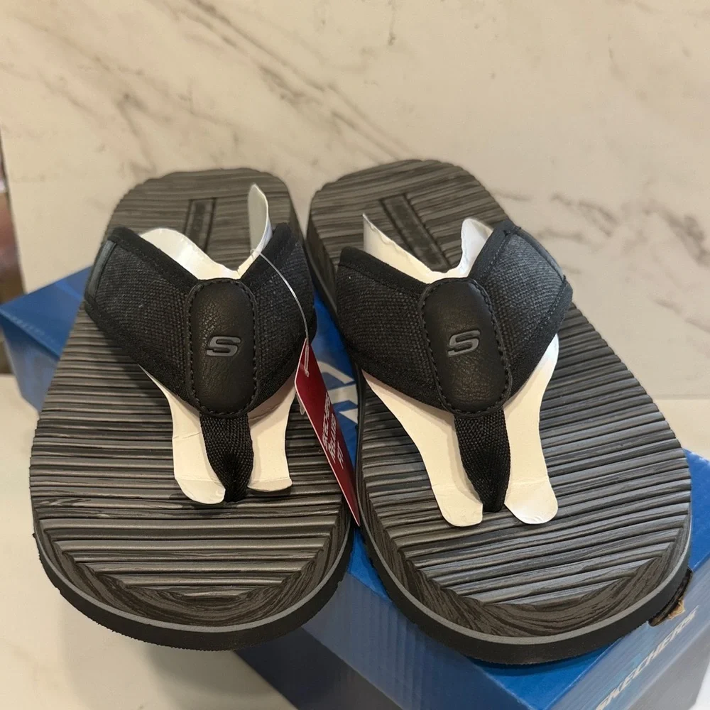 NEW Skechers tantric rafe Men's Flip-Flops sz 7 men’s / 8.5 wome